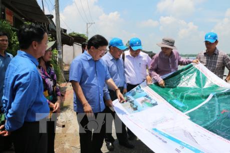 Phó Thủ tướng Chính phủ Trịnh Đình Dũng khảo sát vùng sạt lở tại An Giang