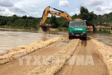 Tước giấy phép doanh nghiệp ngăn sông khai thác cát