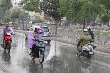 Dự báo thời tiết ngày mai 18/5: Hà Nội có mưa vừa và mưa to, trời chuyển mát
