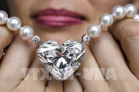 Viên kim cương hình tim lớn nhất thế giới được bán với giá kỷ lục