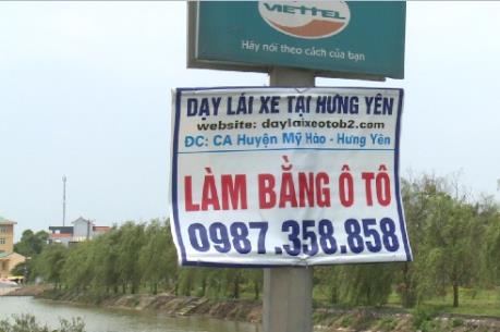 Ngang nhiên trưng biển quảng cáo thi bằng lái ô tô trái quy định