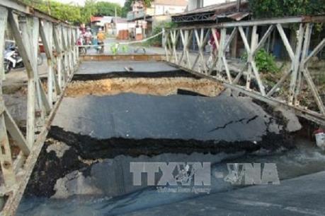 Xe tải chở hàng nặng gây sập cầu ở Long An