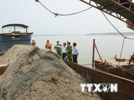 Xử phạt doanh nghiệp đắp đập nắn dòng sông, khai thác cát trái phép