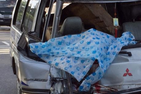 Xe ô tô chở gỗ lậu tự gây tai nạn làm phụ xe tử vong