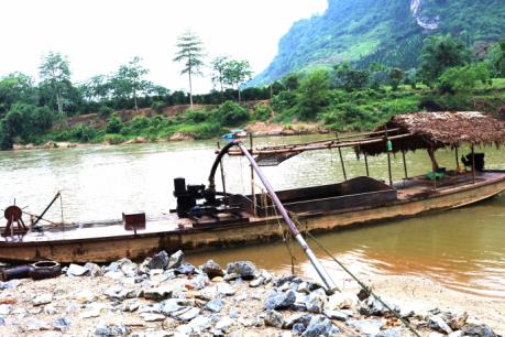 Kiên quyết xử lý triệt để tình trạng khai thác cát trái phép trên sông Lô