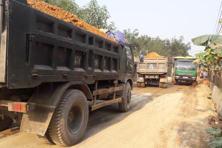 Xe tải chở đất "tung hoành" trên quốc lộ 91C