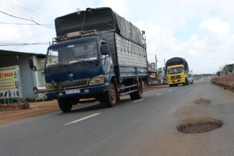 Bình Phước yêu cầu sửa đường trăm tỷ vừa nâng cấp đã hư hỏng