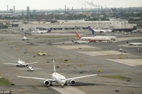 Mỹ: Sân bay Newark tạm đóng cửa do sự cố cháy động cơ máy bay