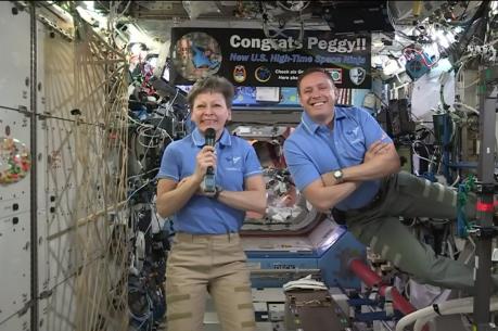 NASA: Hai nhà du hành vũ trụ ra ngoài không gian thay thế bộ điều kiển trên trạm ISS