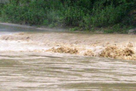 Lũ lớn ở Phú Thọ cuốn trôi ô tô, một người tử vong