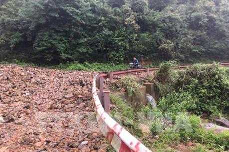 Mưa to gây sạt lở đường lên Khu du lịch Mẫu Sơn