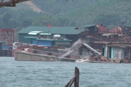 Hòa Bình: Đối thoại với người dân về tình trạng khai thác cát trên hạ lưu hồ Hòa Bình