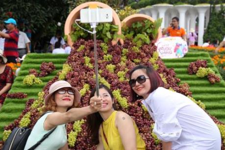 Du khách thích thú tự tay làm vang tại Sun World Ba Na Hills