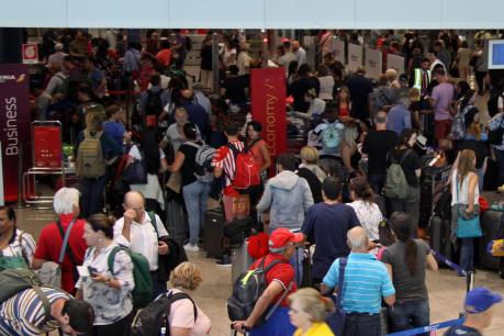  Hàng nghìn hành khách hỗn loạn tại sân bay Heathrow và Gatwick ở London