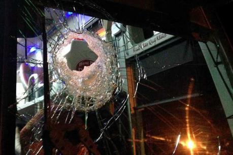 Kon Tum: Ném đá xe khách, nam thanh niên 9x lĩnh án 14 tháng tù giam