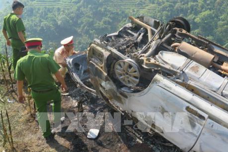 Xác định nguyên nhân ô tô lao vực, bốc cháy tại Lào Cai