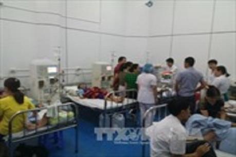 Phó Thủ tướng Vũ Đức Đam thăm hỏi những gia đình có bệnh nhân chạy thận tử vong ở Hòa Bình