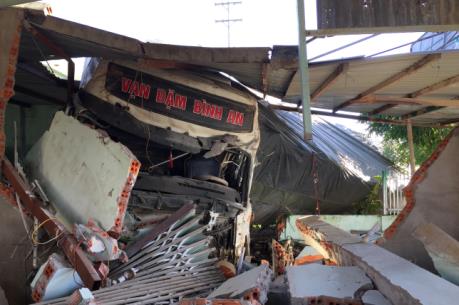 Xe sơ mi rơ moóc mất lái gây tai nạn chết người, tông sập 3 ngôi nhà bên đường