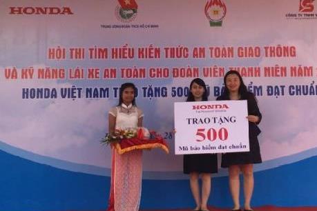 Honda Việt Nam trao tặng 20.000 mũ bảo hiểm trong năm 2017