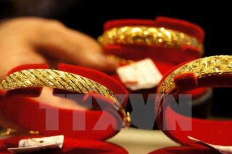 Giá vàng thế giới đi xuống sau khi chạm mức cao nhất trong một tháng