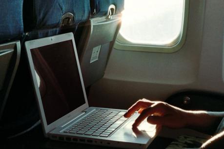 Mỹ tiếp tục cân nhắc cấm mang thiết bị điện tử cỡ lớn lên các chuyến bay từ châu Âu