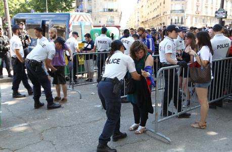 Pháp phát hiện một kiện đồ khả nghi trên xe buýt