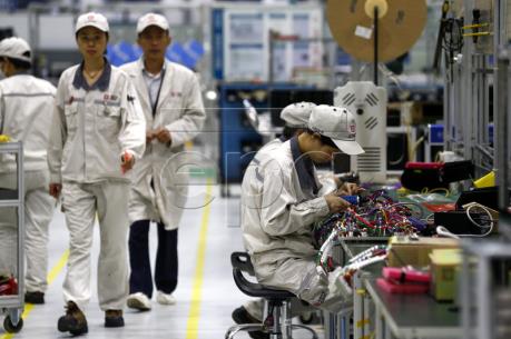 Trung Quốc: Khu vực chế tạo, dịch vụ đều tăng trưởng tích cực