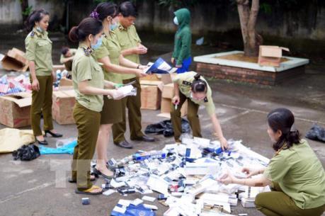 Tiểu thương Tp. Hồ Chí Minh ký cam kết không bán hàng nhập lậu, hàng giả