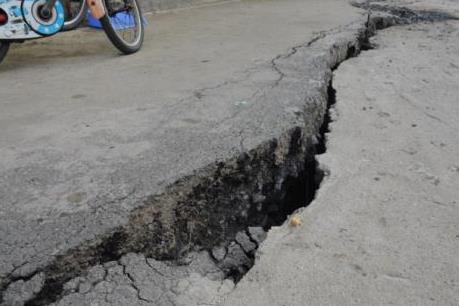 Nứt đường dân sinh giáp bờ sông tại huyện Nhà Bè