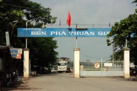 Xe ô tô mất lái đâm chết 1 người rồi lao xuống sông Hậu