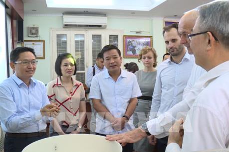 Tìm giải pháp tách dầu mỡ, làm sạch nước sông, hồ ở Hà Nội