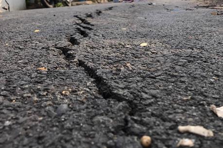 TPHCM di dời khẩn cấp 7 hộ dân trong khu vực nứt đường dân sinh