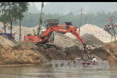 Bắt quả tang tàu trọng tải 755 tấn khai thác cát trái phép