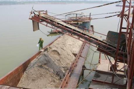 Hà Nội: Tạm giữ 50 phương tiện khai thác cát trái phép