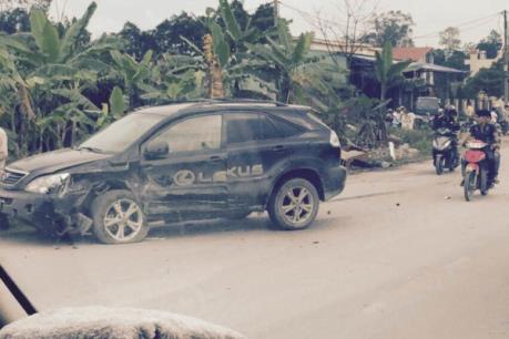 Nghệ An: Xe con mất lái đâm vào cột mốc, 3 người thương vong