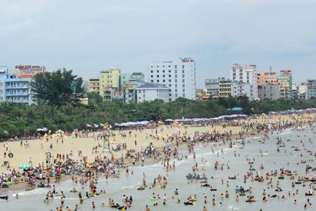 Hàng chục nghìn du khách đổ về Sầm Sơn tránh nóng