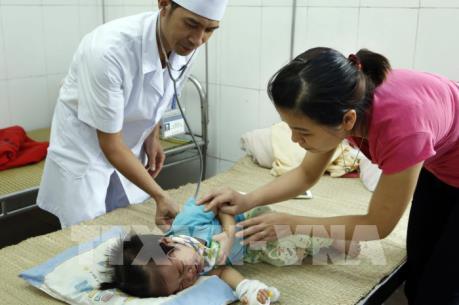Thời tiết nắng nóng, số bệnh nhi nhập viện tăng cao