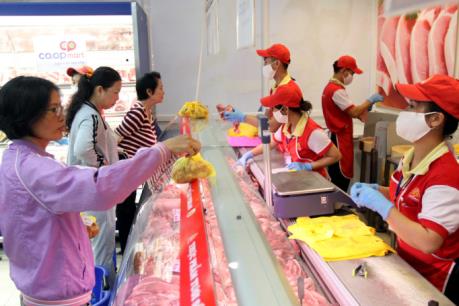 Người chăn nuôi tiếp tục cầm cự, nguồn cung thịt lợn dịp Tết không thiếu