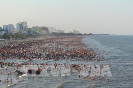 Hàng chục nghìn người ồ ạt kéo đến Sầm Sơn vào những ngày nắng nóng đỉnh điểm