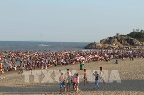 Nắng nóng, hàng nghìn lượt người đổ xô tắm biển Quy Nhơn