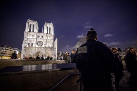 Tấn công trước nhà thờ Notre-Dame ở Paris