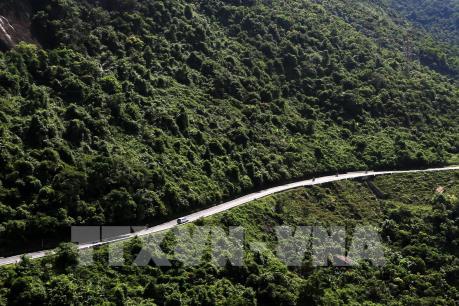 Xe du lịch bốc cháy trên đèo Hải Vân