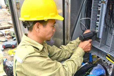 Truyền tải điện Hà Nội gồng mình trong nắng nóng.