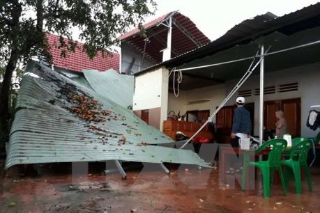 Hàng trăm ngôi nhà bị tốc mái do giông lốc