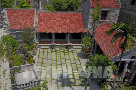 Độc đáo ngôi nhà làm bằng đá trăm tuổi nổi tiếng ở Ninh Vân, Ninh Bình