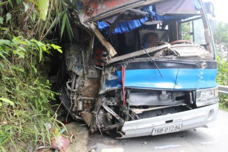 Tai nạn trên dốc núi Tam Đảo khiến 2 người chết, nhiều người bị thương