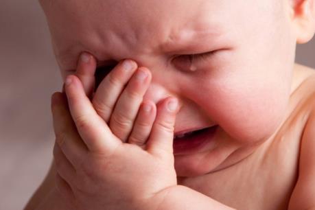 Những sai lầm tai hại khi xử lý côn trùng bay vào miệng trẻ