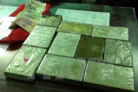 Bắt tạm giam đối tượng mua bán trái phép 16 bánh heroin