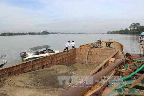 Đua nhau hút cát trên sông Ba để bán ra ngoài tỉnh