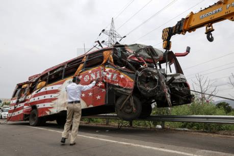 Tai nạn xe buýt nghiêm trọng tại Ấn Độ và Malawi